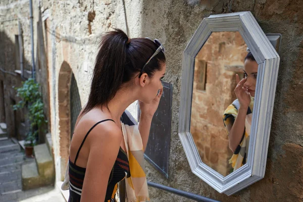 Turista Olha Para Espelho Rua Cidade Italiana — Fotografia de Stock