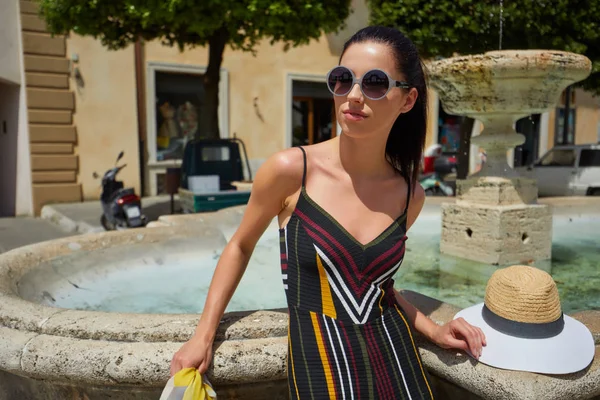 Woman Small Italian Town Stands Fountain — Stock Photo, Image