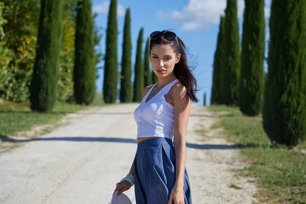 女の子をフィールドと典型的なトスカーナの間で道歩いている彼女の背後にある風景 イタリア トスカーナ — ストック写真