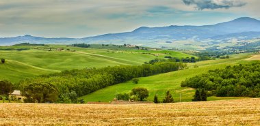 Panoramik manzaralı tepelerde Toskana İtalya'nın San Quirico d'Orcia