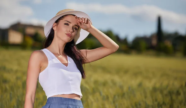 Menina Está Andando Longo Estrada Entre Campos Uma Paisagem Típica — Fotografia de Stock