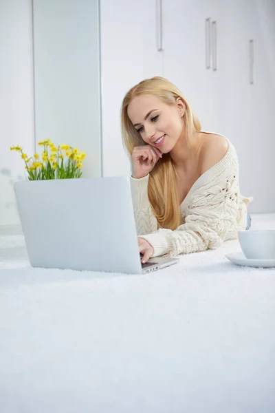 Mulher Bonita Trabalhando Laptop Quarto Branco — Fotografia de Stock