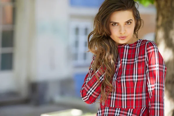 Portret Van Een Jonge Vrouw Stijlvolle Ingecheckte Red Blouse Rode — Stockfoto