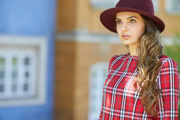 Ritratto Giovane Donna Elegante Camicetta Rossa Quadri — Foto Stock