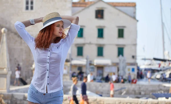 Όμορφη Γυναίκα Χαλαρώνοντας Και Απολαμβάνοντας Θερινές Διακοπές Στην Κροατία — Φωτογραφία Αρχείου