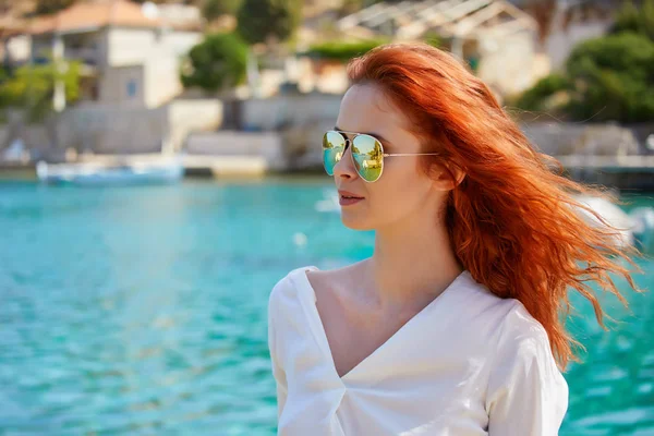 Όμορφη Γυναίκα Χαλαρώνοντας Και Απολαμβάνοντας Θερινές Διακοπές Στην Κροατία — Φωτογραφία Αρχείου