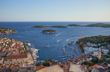 Eski Adriyatik Adası şehir Hvar liman. Yüksek açı panoramik görünümü. Hırvatistan'ın popüler turistik hedef.