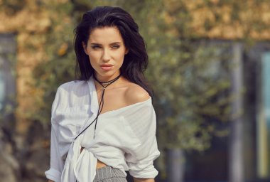 Güzel kadın yaz aylarında İtalyan Bahçe dinlenme