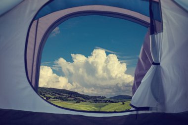 Görünümü büyük açık havada güneş dolu çadır kapıdan arıyorum. Tuscany