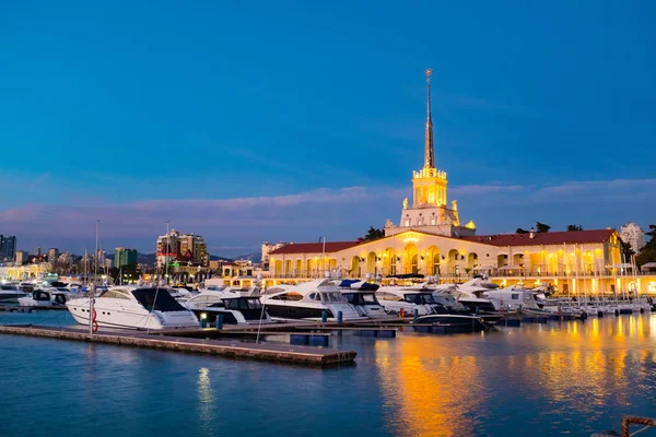 Sochi, gece sahne uzun pozlama deniz istasyonu