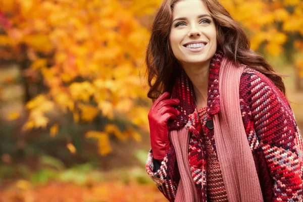 Модная Женщина Гуляющая Осеннем Парке — стоковое фото