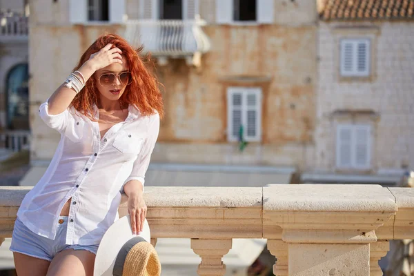 Bela Mulher Ruiva Olhando Cidade Velha Croácia — Fotografia de Stock