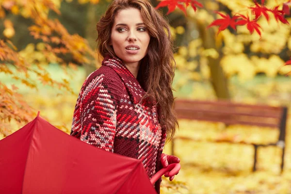 Mujer Moda Caminando Parque Otoño — Foto de Stock