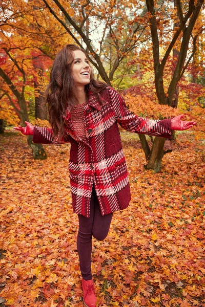 Fashion Vrouw Wandelen Het Najaar Park — Stockfoto