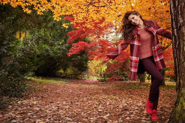 Modefrau Geht Herbstpark Spazieren — Stockfoto