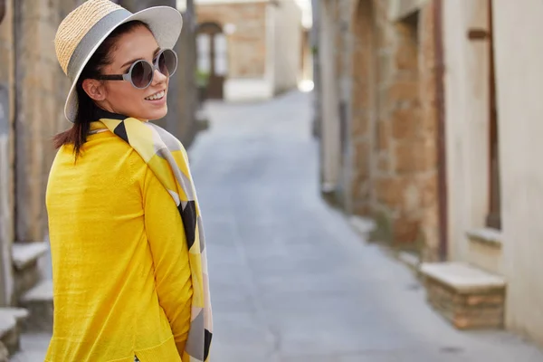 イタリアの小さな町で観光客の女性 休暇の概念 — ストック写真