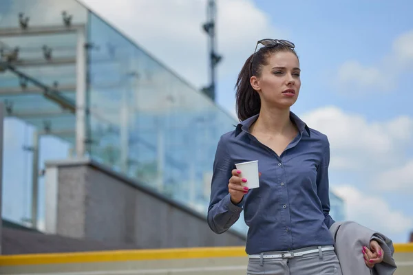 Schöne Junge Geschäftsfrau Mit Einer Einweg Kaffeetasse Die Kaffee Trinkt — Stockfoto