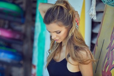 Sörf kız sahilde surfboard ile poz