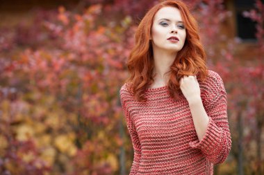 Güzel kız sonbahar portresi
