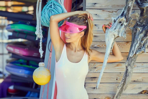 カゼルタヴェッキアと彼女のサーフボードとビーチでセクシーなサーファーの女の子 — ストック写真