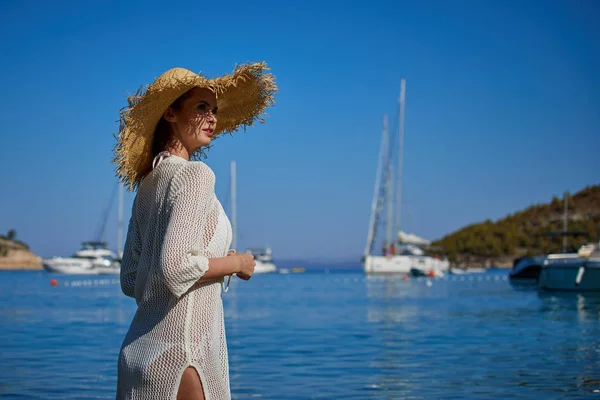 bikini ve plaj deniz üzerinde poz güneş gözlüğü mutlu güzel ve genç birbayan