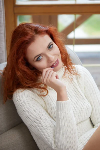 美丽的秋天红色头发模型与挥舞的发光头发 日落时的太阳光 穿毛衣的浪漫主义女性肖像 — 图库照片
