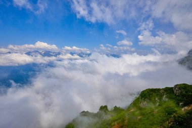 Dağların üzerinden. Rosa Khutor. Sochi, Rusya Federasyonu  