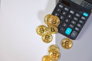 Hesap makinesi üzerinde cryptocurrency paralar (Bitcoin ve Ethereum).