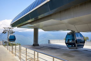 Dağ zipline Sonbahar Ormanı Kafkas Dağları zemin üzerinde gözlem güverte Füniküler Demiryolu 2320 m. Krasnaya Polyana - Alpine Kayak Merkezi en fazla. Rosa Khutor, Sochi, Rusya Federasyonu