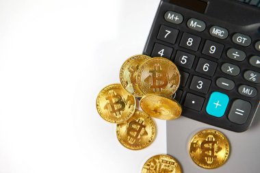 Hesap makinesi üzerinde cryptocurrency paralar (Bitcoin ve Ethereum).