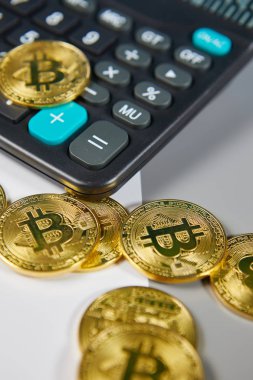 Hesap makinesi üzerinde cryptocurrency paralar (Bitcoin ve Ethereum).