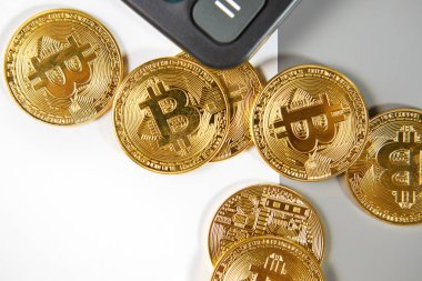 Hesap makinesi üzerinde cryptocurrency paralar (Bitcoin ve Ethereum).