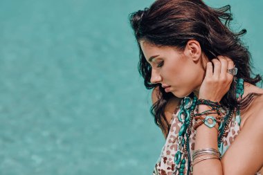 Güzel kadın model havuzu düzgün vücut ile inanılmaz zarif, parlak, akşam, uzun elbise ve şehvetli bak devam.