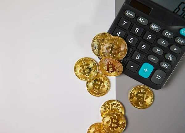 Kryptowährungsmünzen Bitcoin Und Ethereum Über Rechner — Stockfoto