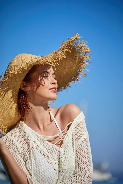 Šťastná Žena Těší Beach Relaxační Radostná Létě Modrou Vodou — Stock fotografie