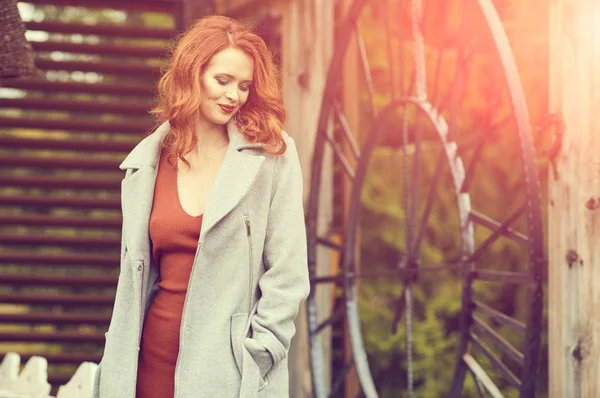 Ruiva Sorridente Livre Retroiluminado Pelo Sol Tiro Moda Retrato Mulher — Fotografia de Stock