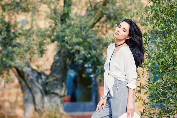 Prachtige Zomer Vrouw Stijlvolle Outfit Poseren Italiaanse Tuin — Stockfoto