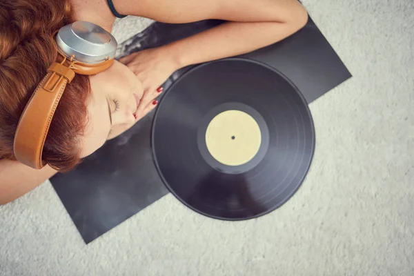 Joven Pelirroja Escuchando Vinilo Casa —  Fotos de Stock