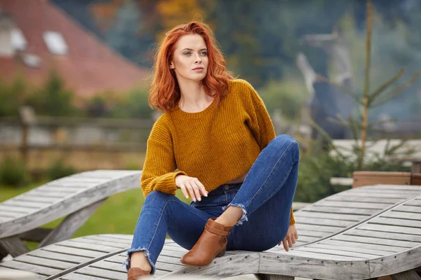 Czerwone Włosy Kobieta Relaksujący Drewniany Taras Jesienny Park — Zdjęcie stockowe