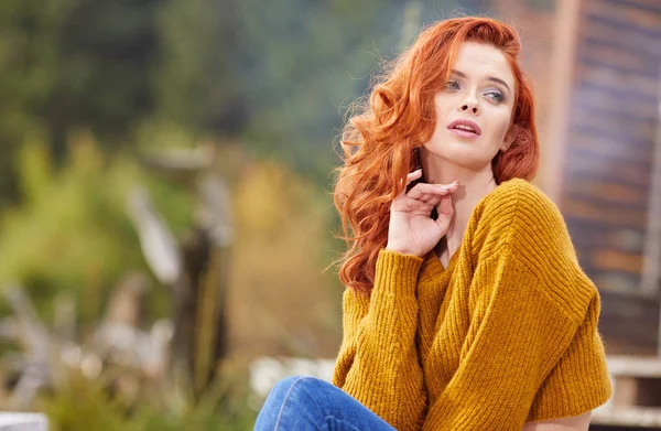 Capelli Rossi Donna Rilassante Sulla Terrazza Legno Nel Parco Autunnale — Foto Stock