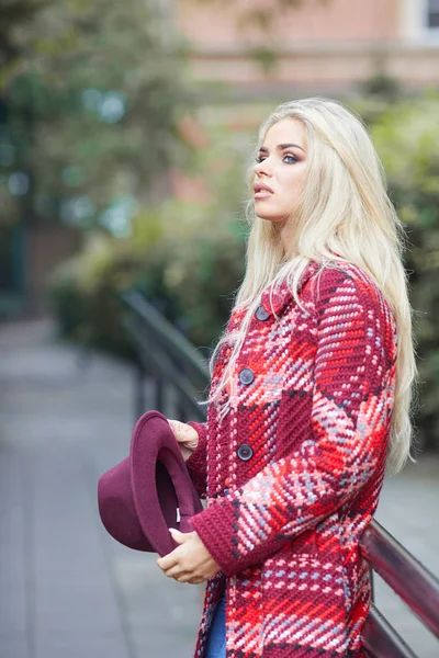 Jonge Modieuze Vrouw Rode Wollen Jas Poseren Stad Straat — Stockfoto