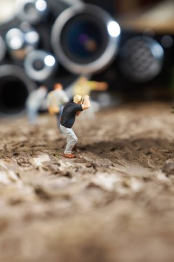 Minyatür insanlar photograpehr: Retro, eski, vintage ve klasik film kamera çekim