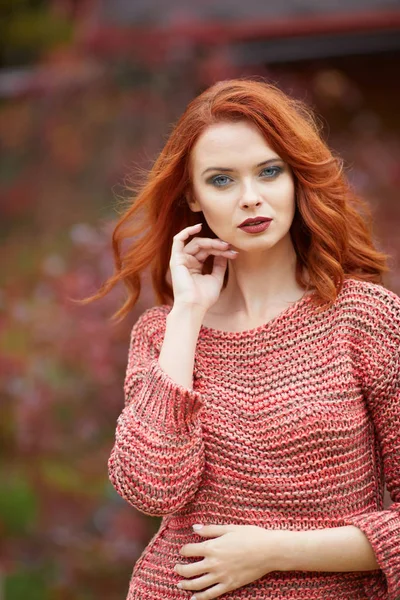 Υπαίθριο Τρόπο Ζωής Φωτογραφία Νεαρή Όμορφη Κοπέλα Κόκκινα Μαλλιά Θερμό — Φωτογραφία Αρχείου
