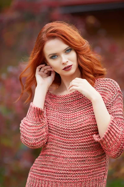 Outdoor Lifestyle Foto Von Jungen Schönen Dame Rote Haare Warmer — Stockfoto