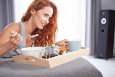 Yatakta kahvaltı güzel mutlu Kızıl saçlı kadın