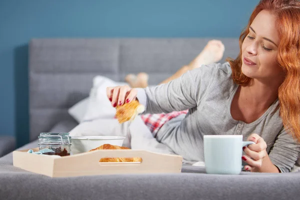 Schöne Glückliche Rothaarige Frau Beim Frühstück Bett — Stockfoto