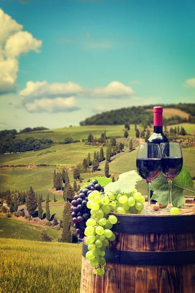 Kırmızı Şarap Şişesi Şarap Kadehi Yün Fıçıda — Stok fotoğraf