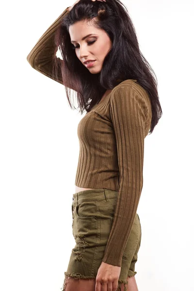 Çekici Genç Esmer Kadın Modeli Şık Ordu Yeşil Tek Omuzlu — Stok fotoğraf