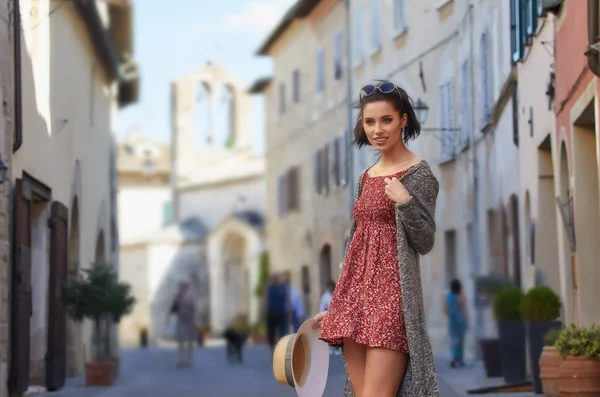 Attraktiv Kvinna Turist Med Hatt Gamla Italienska Stad — Stockfoto