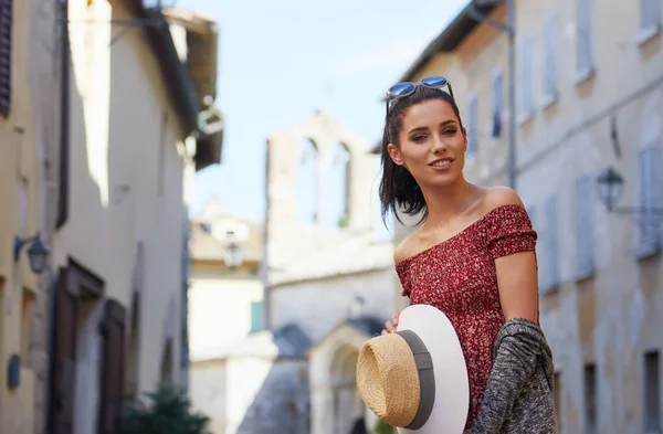 Aantrekkelijke Vrouw Met Hoed Oude Italiaanse Stad Toeristische — Stockfoto